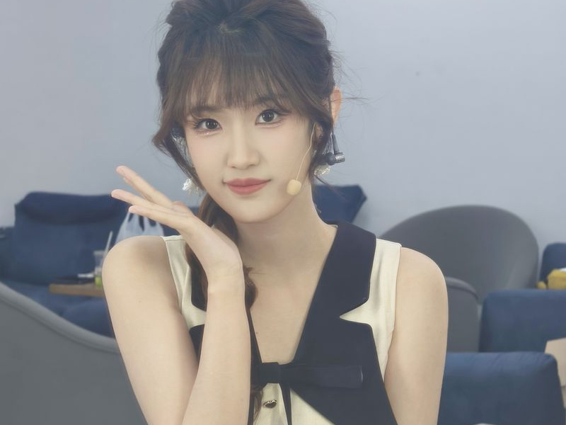 LPL女主持夏安曬照：小小麻花辮嘎嘎嘎