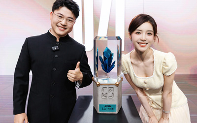 LPL官方主持人余霜曬UZI加冕名人堂典禮合照：是uzi，是