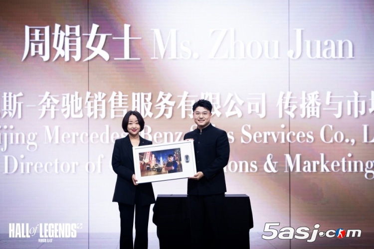 '世界為你加冕'——英雄聯(lián)盟名人堂Uzi紀(jì)念盛典：手印拓片、定制隊(duì)服與奔馳G級(jí)厚禮
