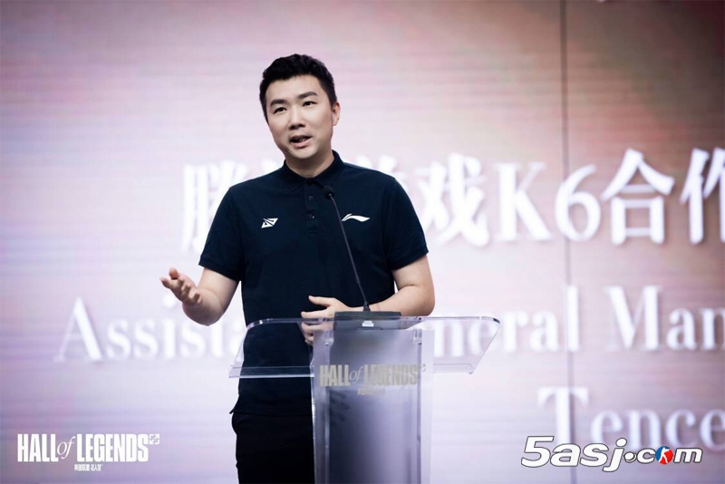 '世界為你加冕'——英雄聯(lián)盟名人堂Uzi紀(jì)念盛典：手印拓片、定制隊(duì)服與奔馳G級(jí)厚禮
