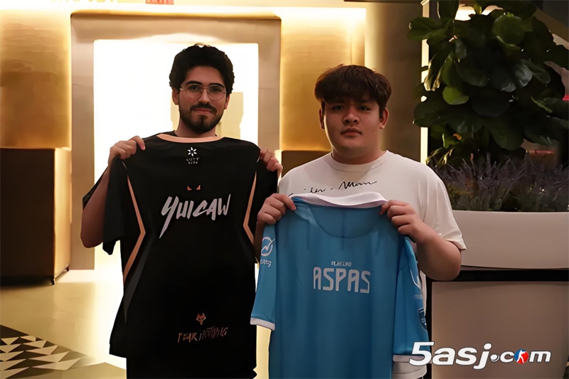 狼隊電競分享選手交換隊服動態(tài) SiuFatBB與Woot、Aspas友好互動