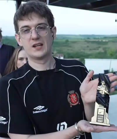 donk贈送年度最佳突破手獎杯給主播Evelone 電競?cè)ε? class=