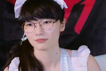 女版Faker：抖音主播莎赫兒掛T1戰(zhàn)旗直播LOL 官方賬號