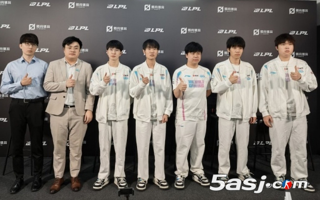 BLG 2-0碾壓FPX鎖定積分第二！Knight兔子1V3封神，教練直言中期問題亟待解決（含全員采訪）