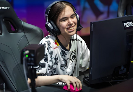 V社引眾怒！donk致敬恩師hally簽名遭刪除，布達佩斯Major貼紙爭議再起