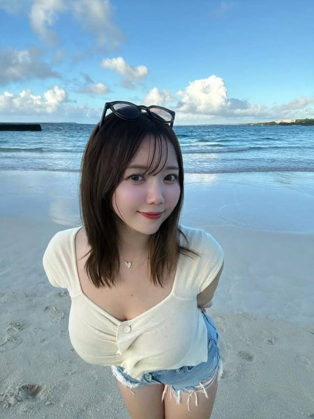 日本網(wǎng)紅まりちゃん 福利圖：擁有精致五官，傲人胸圍