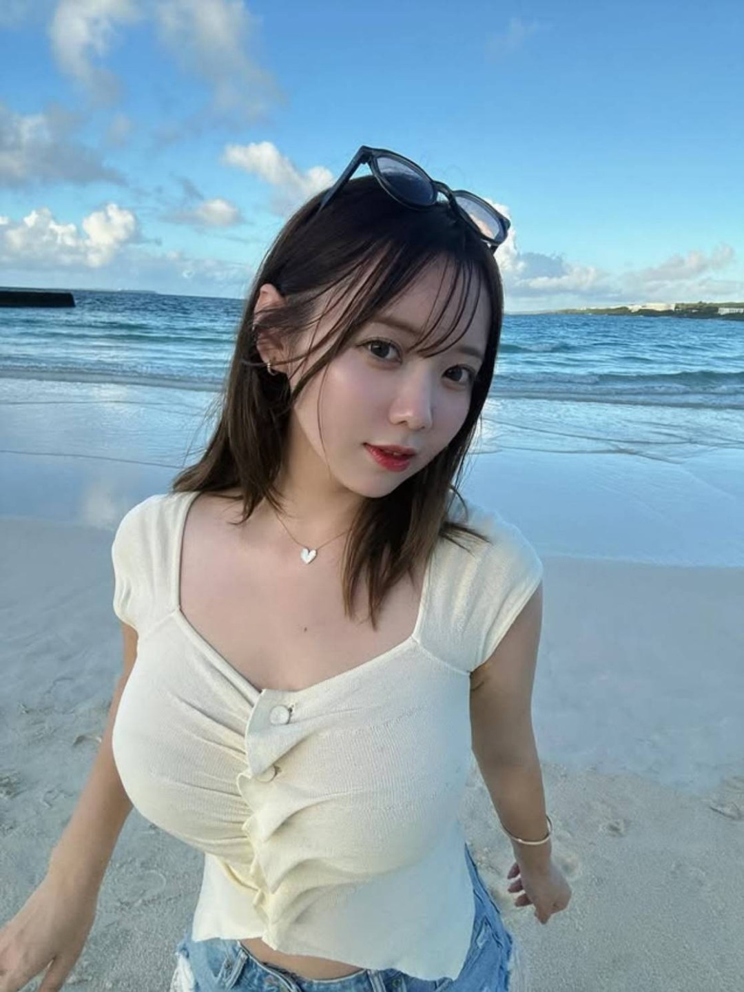 日本網(wǎng)紅まりちゃん 福利圖：擁有精致五官，傲人胸圍