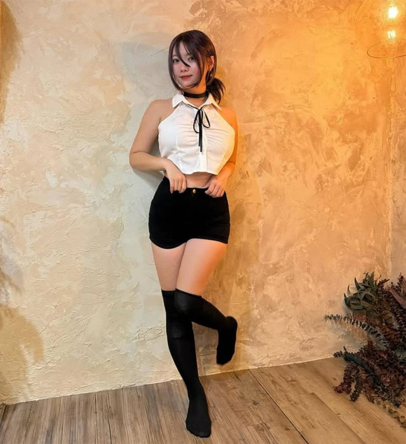 日本網(wǎng)紅まりちゃん 福利圖：擁有精致五官，傲人胸圍